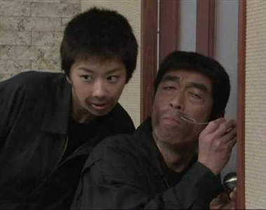 爆笑小偷 怕搶！在陽台裝神弄鬼就好啦