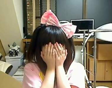 正妹嚇嚇叫 嬌羞摀著臉的模樣好可愛