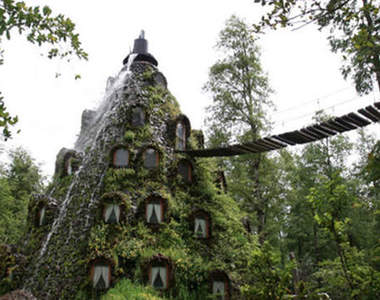 這樣的飯店你想住看看嗎？《魔山飯店》遠看像小山，近看像山小...