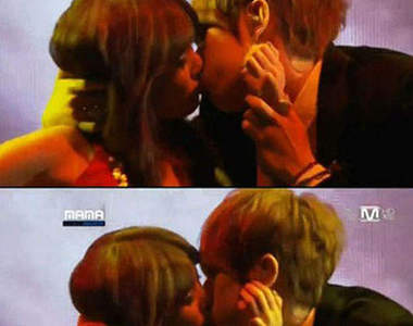 《2011MAMA》泫雅、BEAST張賢勝台上熱吻?!