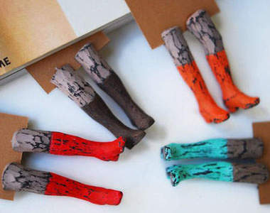 書看到一半用＂小腿書籤＂夾進去吧～