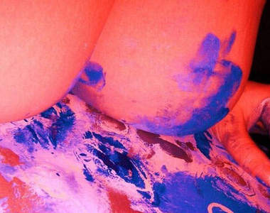 用38D巨乳畫畫的美女畫家