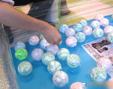 撈金魚已經過時啦～現在流行的是「撈小褲褲♥」（羞）