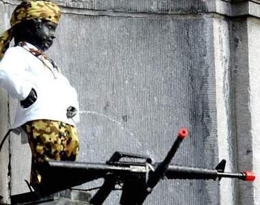 比利時尿尿小童帥氣噴奶？！