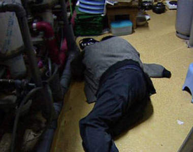 每天只睡一小時　拼命工作可能快爆肝的大叔