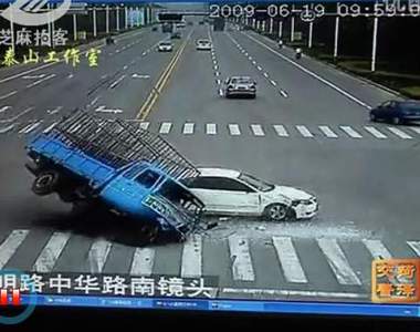 死亡十字路 監控攝影機所拍下恐怖的車禍鏡頭