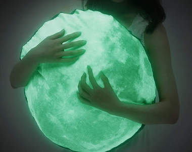  讓我代替月亮（抱枕）來睡你～～