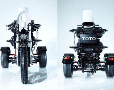 TOTO《馬桶摩托車》最環保的作法 讓你邊騎邊拉？！