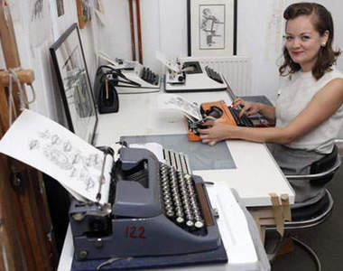 打字機作畫的美女：答答答答～打出來的畫