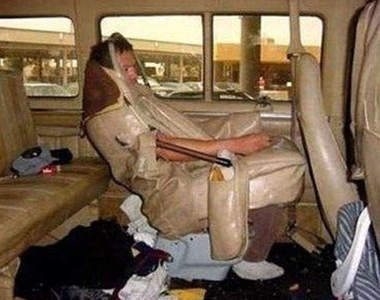 偷渡他國的人們：在車裡面玩捉迷藏？!