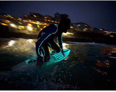 《創 光速衝浪》夜間的光影穿梭在海浪中~好美