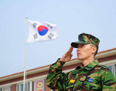 《玄彬》海軍訓練照曝光 迷彩的麝香男人味好吸引人