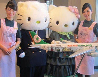 出國玩也好想搭《HelloKitty飛機》去喔～♥