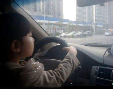 四歲女孩開車上路 爸媽膽子真大