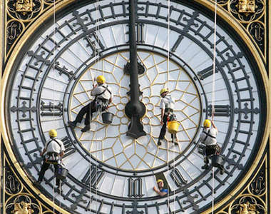 在半空中工作：大樓清潔工