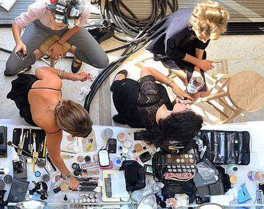 外面是秀場 裡面是戰場...