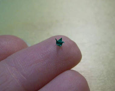 《米粒大的摺紙藝術》小到指紋都比紙鶴還清楚！