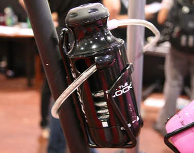 大鎖水壺 裝備在愛車上不但好看又實用