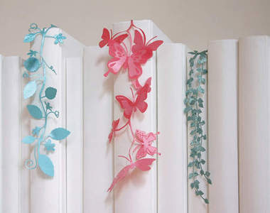 辦公室小物就是要好可愛♥同時可以裝飾書櫃的書籤兒♥