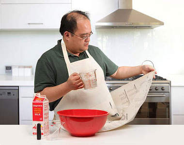 把廚房搞得一團糟 至少你要有件好看的圍裙 扳回一城