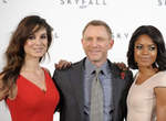 007新電影《Skyfall》這次還是左擁右抱啊... 007新電影《Skyfall》這次還是左擁右抱啊...