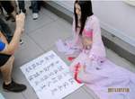 上海地鐵《穿越女》 身上還帶著iPhone4...... 上海地鐵《穿越女》 身上還帶著iPhone4......