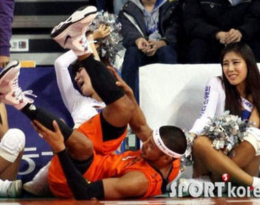 《啦啦隊》相當危險的職業ㅜ_ㅜ 常常讓人大呼:「好痛啊!」