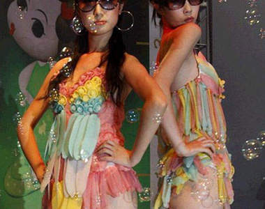 穿著保險套服裝是最新時尚？！