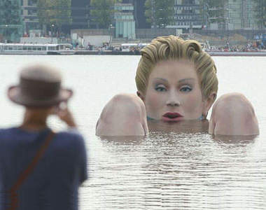 又一巨大雕像  泡澡女挑起一陣浪潮