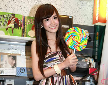 翁滋蔓 首張個人全製作專輯《Love me》蔓式甜美系情歌好聽耶