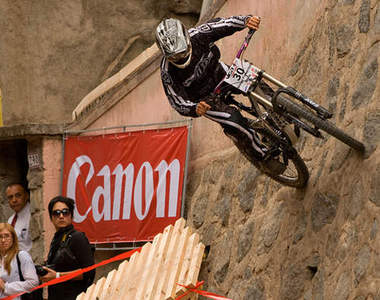 鐵馬城市下坡賽 飛天遁地無所不能