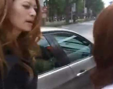 沒品寶馬女　拿錢砸人臉