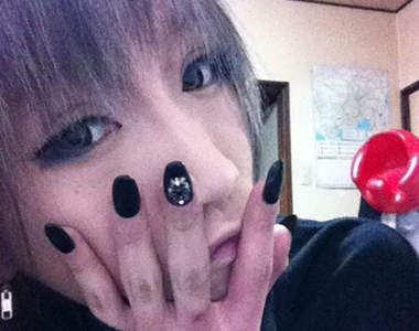 超美形的《辣妹妝男孩》假睫毛＋水晶指甲缺一不可！