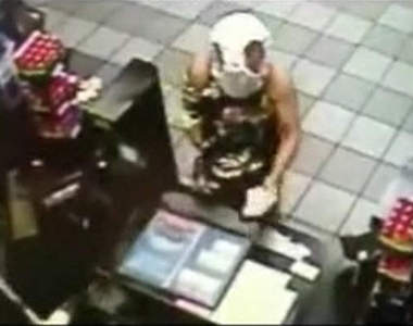 瘋狂假面搶超市 我也要生活不是每天內褲套頭就有飯吃(誤)