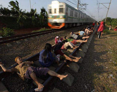 沒錢治病是嘛  那就臥軌吧！？