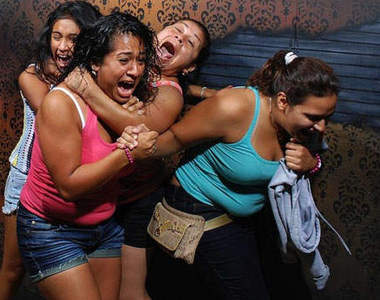 人在鬼屋的驚恐表情：Oh My God~~~