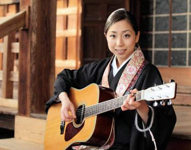 美女住持 三浦明利身披袈裟當歌手