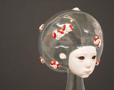 只有五官的《透明娃娃》表情都很哀傷