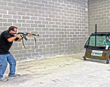 不爽老闆嗎！？那賞兩顆子彈給他吧