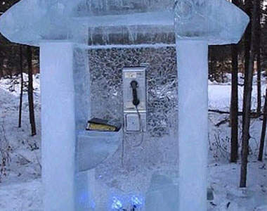 外觀較奇特的《公用電話》