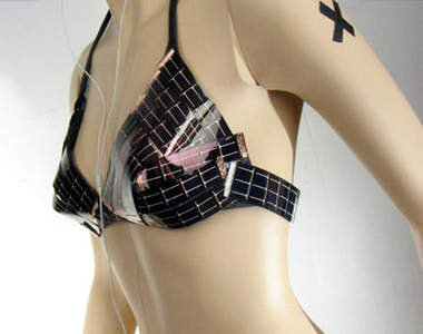 太陽能比基尼 讓我海邊也能夠充電