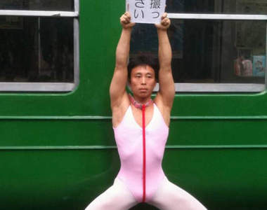 日本渋谷街頭超奧妙的《粉紅緊身衣男》~★