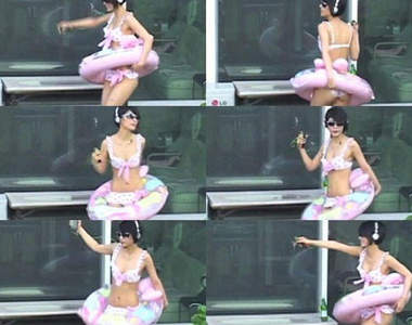 南韓  屋頂比基尼妹　套泳圈聽歌跳舞