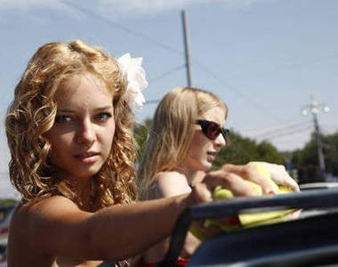 普京辣妹洗車軍團 為了領導人我們甘願脫了