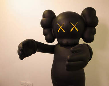 變成我弟弟的KAWS真人大小公仔