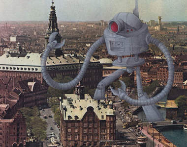 大型機器人出沒　路上行人請小心