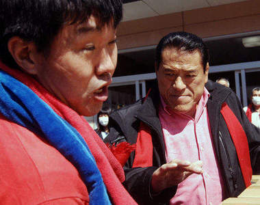 豬木賑災 一巴掌鬥魂注入