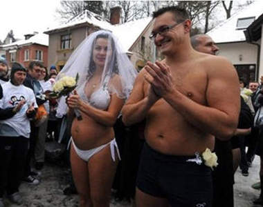 在河裡穿著比基尼舉行結婚典禮!!