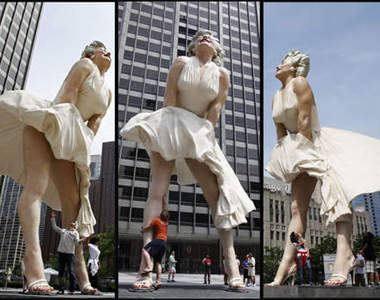 紳士的角度？八尺高《瑪麗蓮夢露》雕像