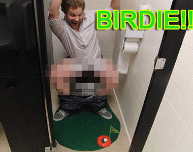 上廁所無聊嗎?那就來打高爾夫球吧~